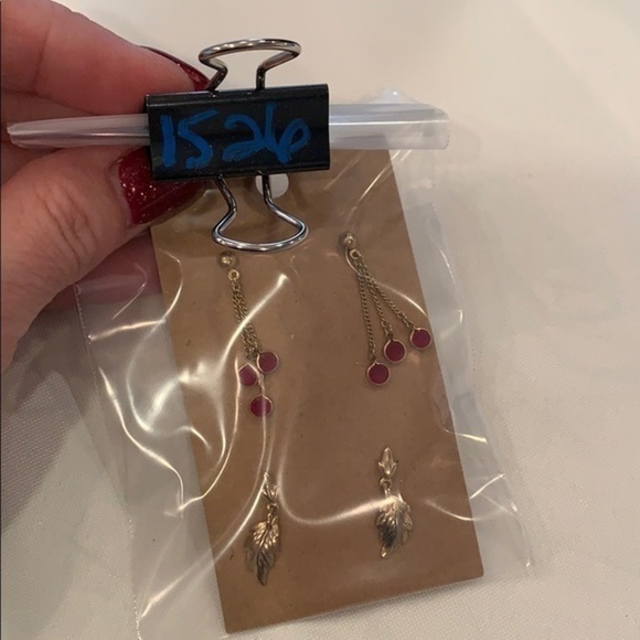 💐5/25 2 delicate drop dangle cherries gold tone - Picture 6 of 6